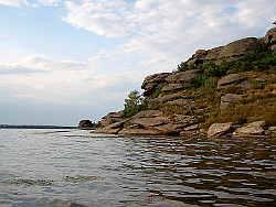 Скалы на восточном берегу Савушкиного озера