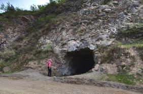 Короткая штольня рядом с дорогой