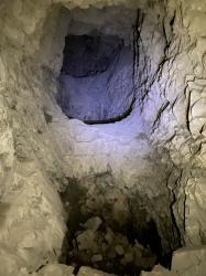 Две вертикальных выдолбленных ямы