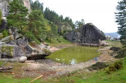 Горный Алтай : Что посмотреть в Турочаке : Скала Кит : Скалы и озеро рядом со скалой Кит