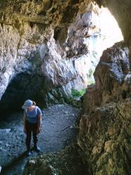 Фотоконкурс : СМЕХОТУРИКИ 2026 : Пещера на горе Шаманка в Шебалинском районе Горного Алтая : Мужик мамонта не притащил, а кушать хочется...