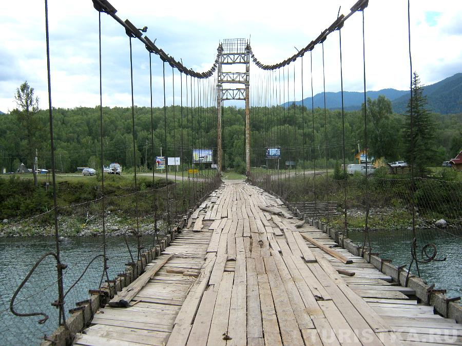 Старый мост через Катунь в Тюнгуре, налева дорога к турбазе Высотник, направо - к базе Тюнгур