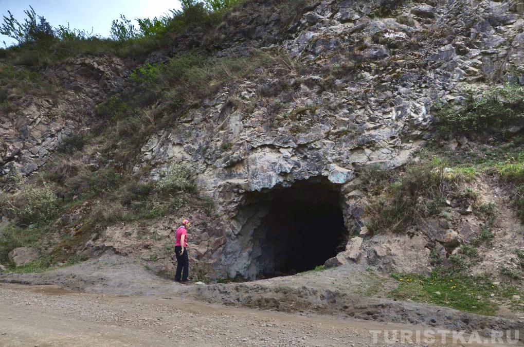 Короткая штольня рядом с дорогой