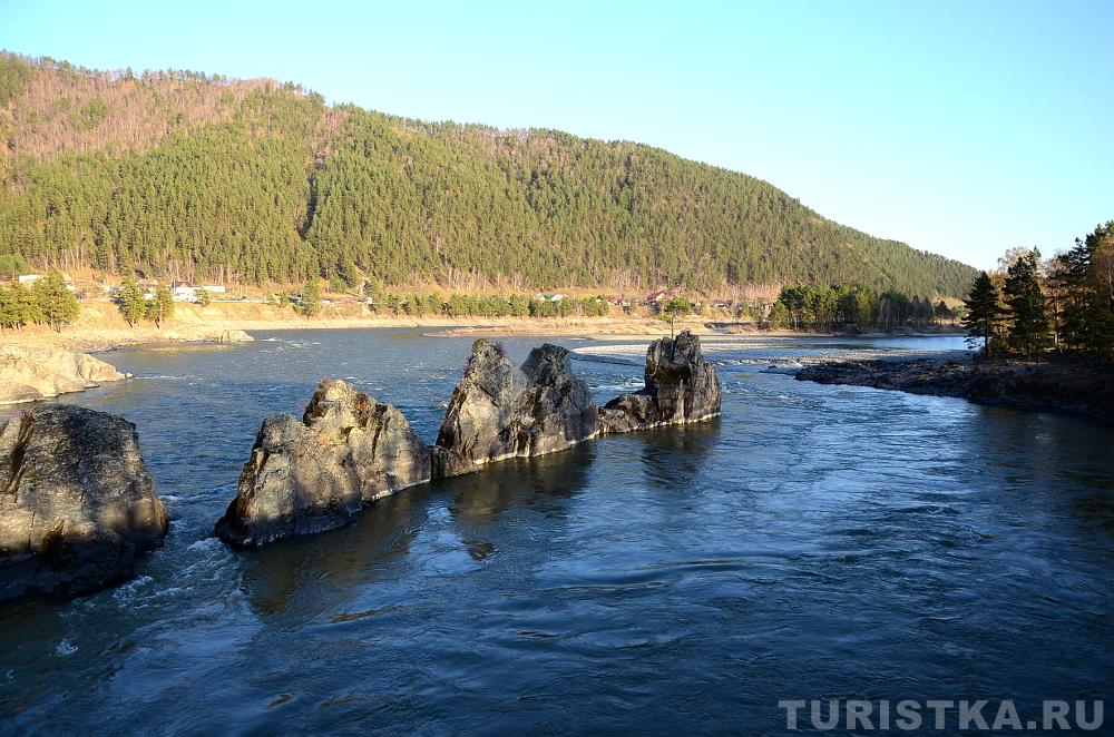 Скалы Зубы дракона на реке Катунь