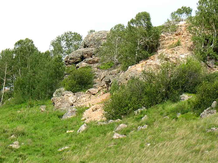 Скальные выходы на малой вершине