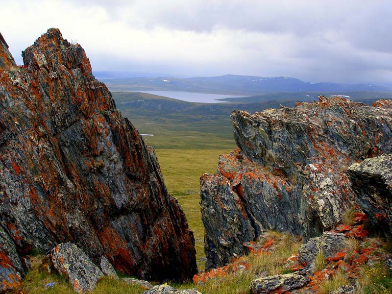 Урочище Ушберток-Жайляу : Скалы, вид на озеро Кальджин-Коль-Бас