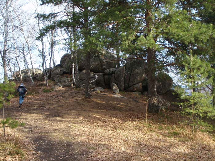 Скалы останцы рядом с тропой к скале Церковка