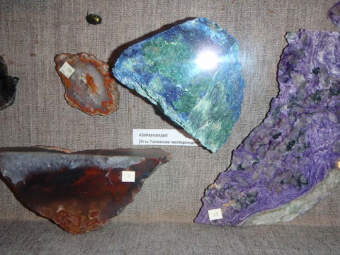 Образцы алтайских полудрагоценных камней