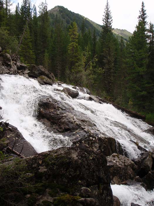 Водопад на реке Поперечной