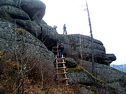 Лесенки к скалам на вершине горы Круглой
