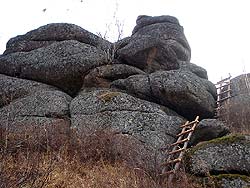 Скалы на вершине горы Круглая