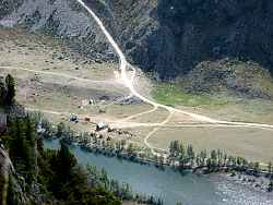 Горный Алтай : Кату-Ярык : Финишная прямая спуска и стоянка Кату-Ярык у  подножия перевала