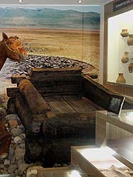 Горный Алтай : «Принцессы Укока» : Деревянная кровать в захоронении мужчины на плато Укок