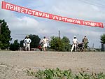 Велопоход по Алтаю : В Шульгинке проходил какой-то волейбольный турнир, но мы надеемся, что часть приветствия предназначалась и нам - такой велопробег в этих краях большая редкость.