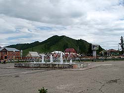 Фонтан на главной площади в Усть-Кане