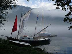 Горный Алтай : Телецкое озеро, день ВМФ : Яхты яхт-клуба «Алые паруса»